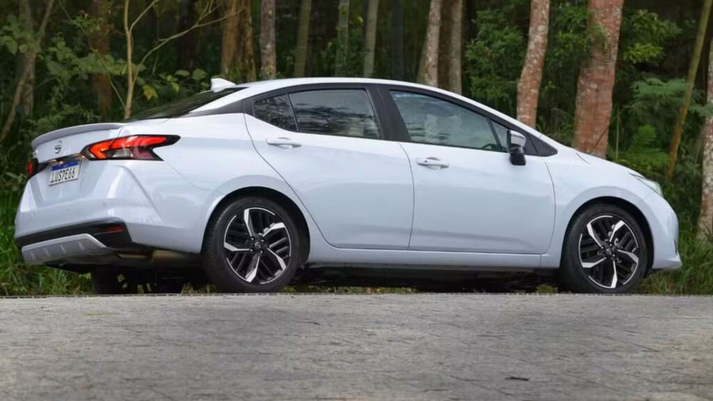 Nissan Versa 2027 chega ao Brasil mais caro, mantém o visual atual e ainda fica sem a reestilização já apresentada no mercado mexicano. (Imagem: divulgação)