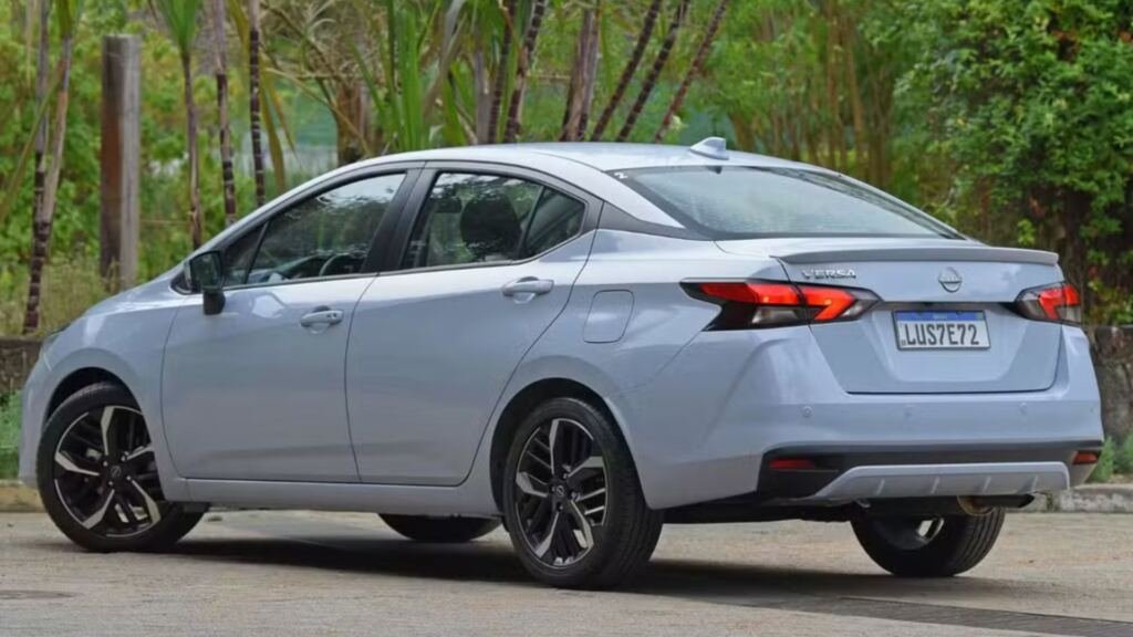 Nissan Versa 2027 chega ao Brasil mais caro, mantém o visual atual e ainda fica sem a reestilização já apresentada no mercado mexicano. (Imagem: divulgação)
