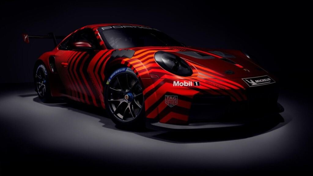 Porsche transforma sobras de fibra de carbono do 911 GT3 RS em 21 peças de corrida e testa pneus com mais de 50% de material reciclado.