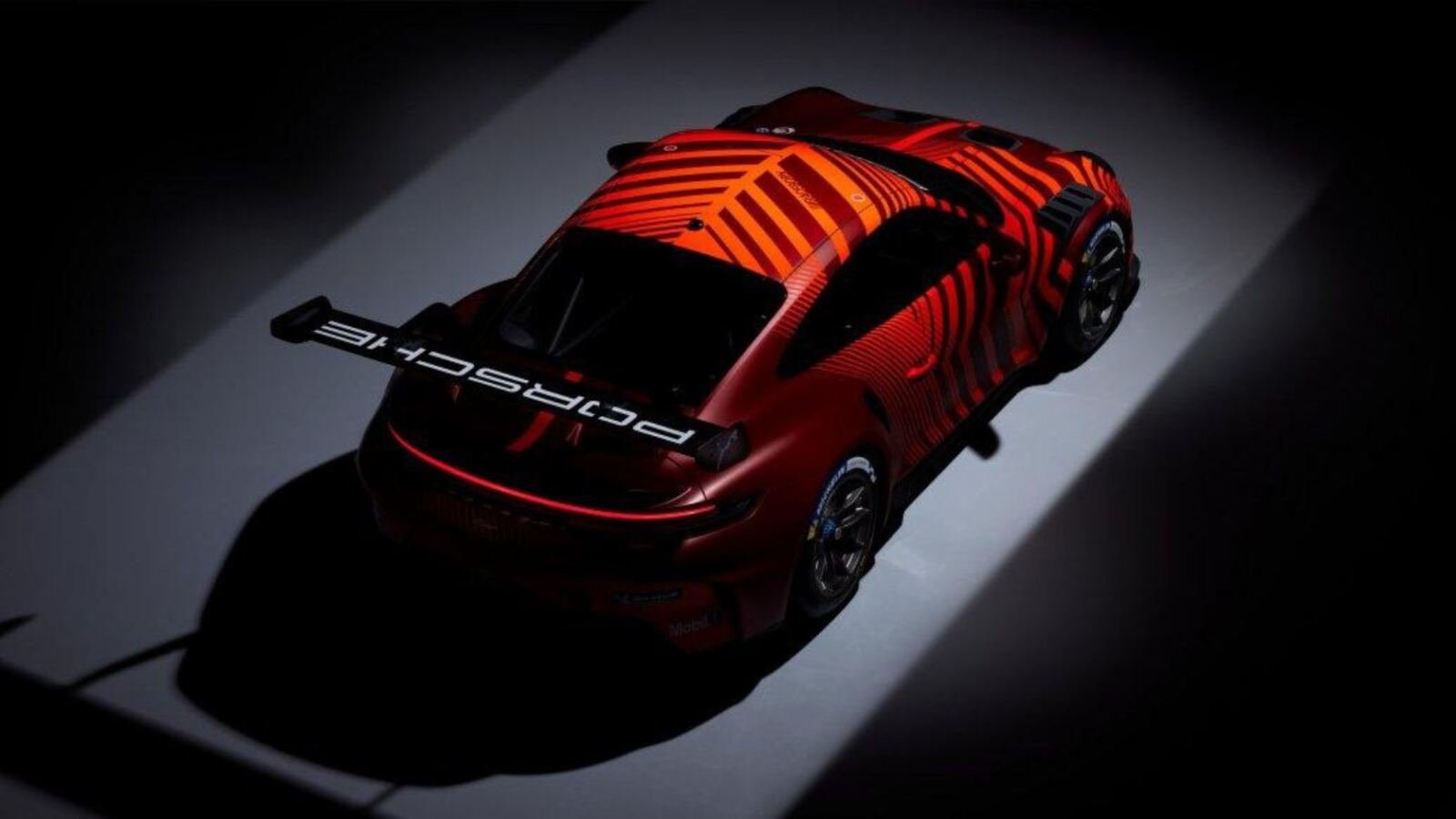 Porsche transforma sobras de fibra de carbono do 911 GT3 RS em 21 peças de corrida e testa pneus com mais de 50% de material reciclado.