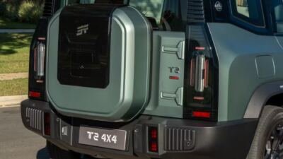 Jetour T2 XWD 4x4 chega ao Brasil por R$ 339.900 com 597 cv instalados, bateria de 43,24 kWh, 106 km elétricos e alcance de 1.300 km.