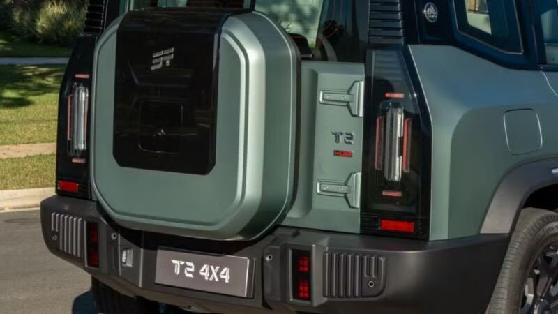 Jetour T2 XWD 4x4 chega ao Brasil por R$ 339.900 com 597 cv instalados, bateria de 43,24 kWh, 106 km elétricos e alcance de 1.300 km.