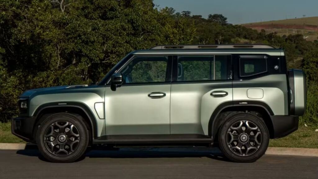 Jetour T2 XWD 4x4 chega ao Brasil por R$ 339.900 com 597 cv instalados, bateria de 43,24 kWh, 106 km elétricos e alcance de 1.300 km.