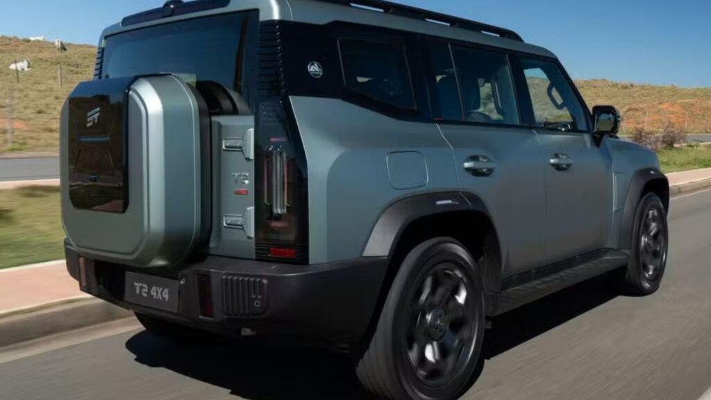 Jetour T2 XWD 4x4 chega ao Brasil por R$ 339.900 com 597 cv instalados, bateria de 43,24 kWh, 106 km elétricos e alcance de 1.300 km.