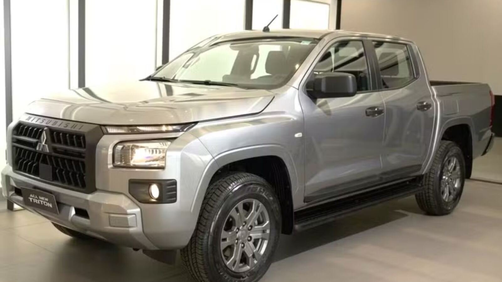 Mitsubishi Triton GLS 2027 reúne 205 cv, tração 4x4, autonomia de 889 km e desconto de R$ 25 mil, com preço de R$ 249.990 no Brasil.