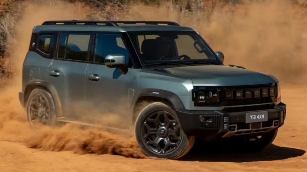 Jetour T2 XWD 4x4 chega ao Brasil por R$ 339.900 com 597 cv instalados, bateria de 43,24 kWh, 106 km elétricos e alcance de 1.300 km.
