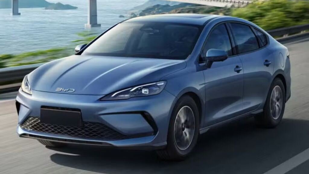 Novo BYD King é flagrado no Brasil e pode trazer bateria maior, tela de 15,6 polegadas e autonomia combinada de até 1.680 km no país.