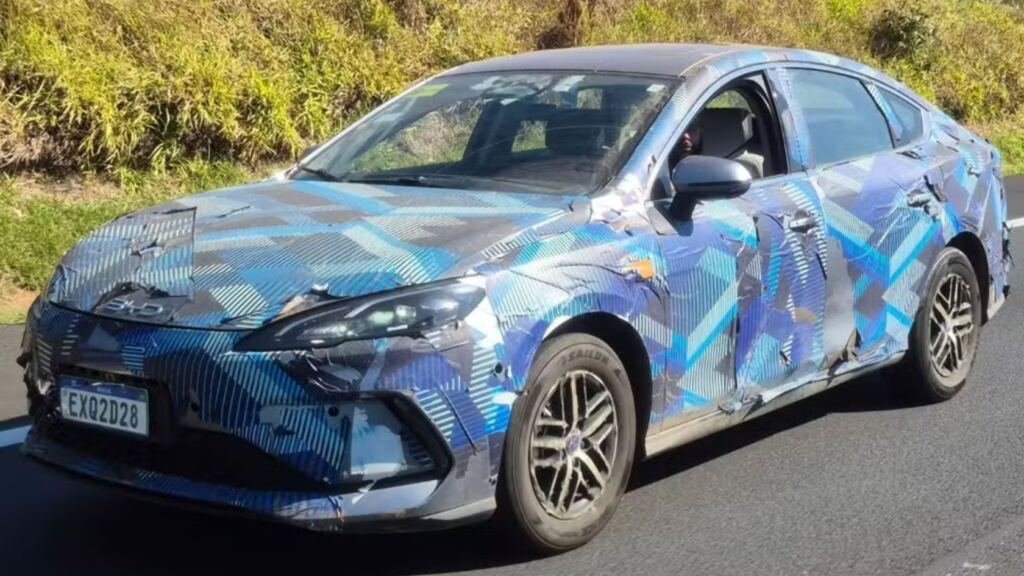 Novo BYD King é flagrado no Brasil e pode trazer bateria maior, tela de 15,6 polegadas e autonomia combinada de até 1.680 km no país. Imagem: Reprodução/@janacletos
