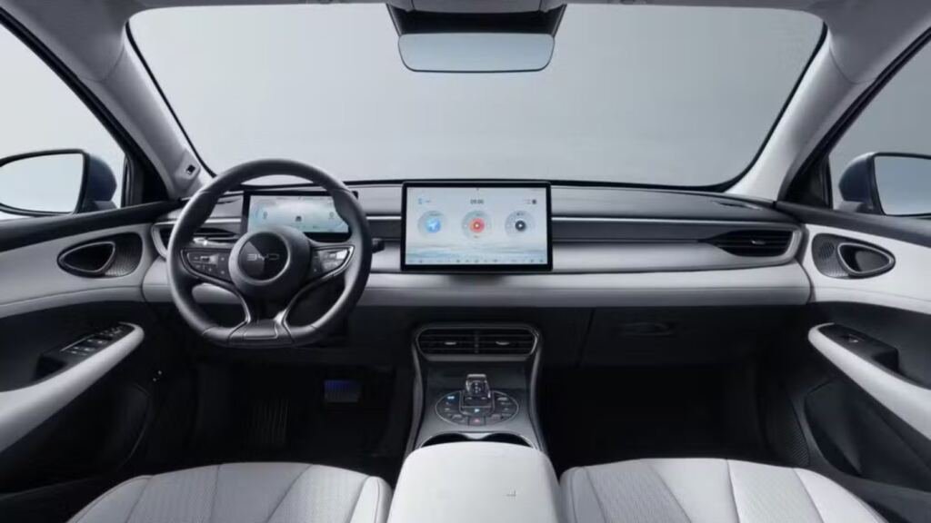 Novo BYD King é flagrado no Brasil e pode trazer bateria maior, tela de 15,6 polegadas e autonomia combinada de até 1.680 km no país.