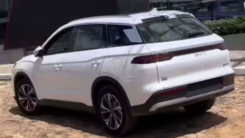 BYD Song Pro 2027 chega às lojas por R$ 199.990, com motor híbrido flex, visual renovado e possível reajuste após o lançamento oficial.