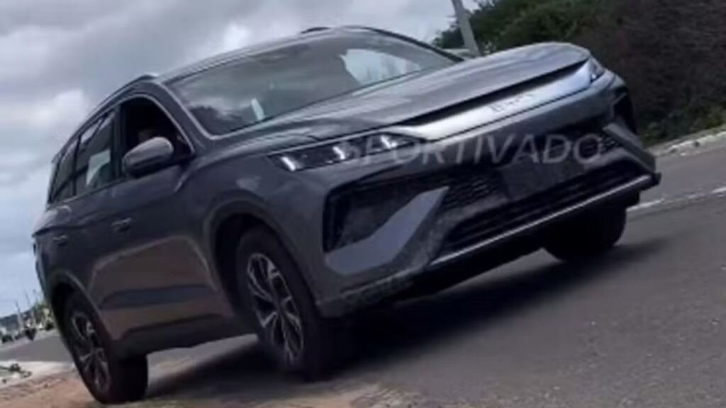 BYD Song Pro 2027 chega às lojas por R$ 199.990, com motor híbrido flex, visual renovado e possível reajuste após o lançamento oficial.