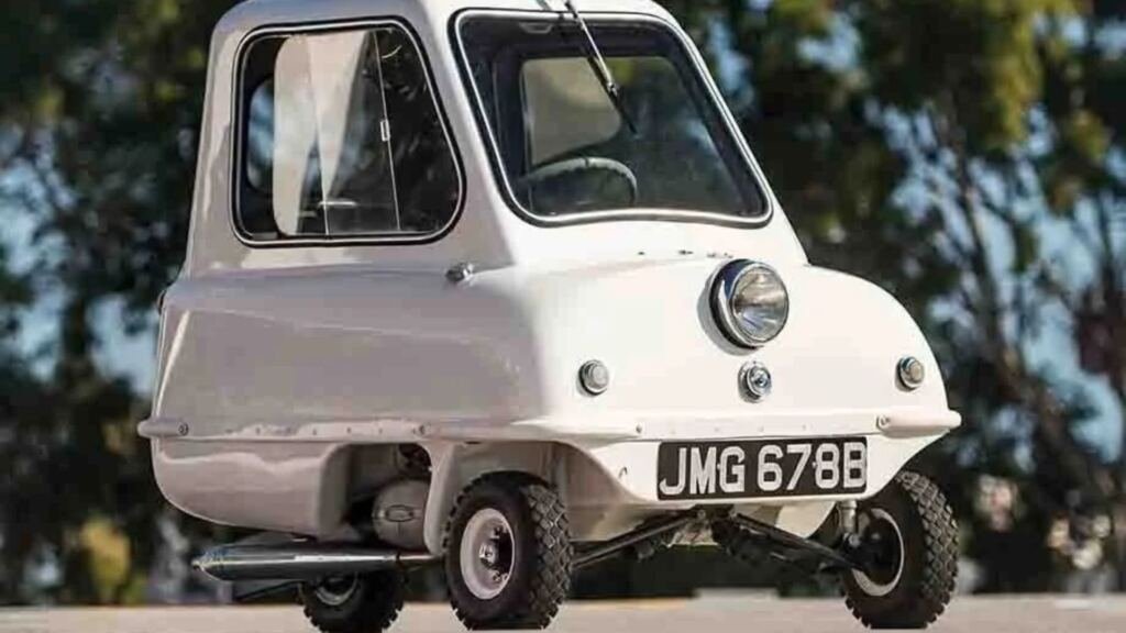 Peel P50 tem três rodas, apenas um assento, motor de 49 cm³ e não possui marcha à ré: uma alça permite que o motorista movimente o carro manualmente.