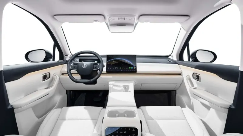 Leapmotor C16 chegará ao Brasil em 2027 com seis lugares, até 299 cv e versão de alcance estendido, enquanto Stellantis desenvolve sistema REEV Flex.