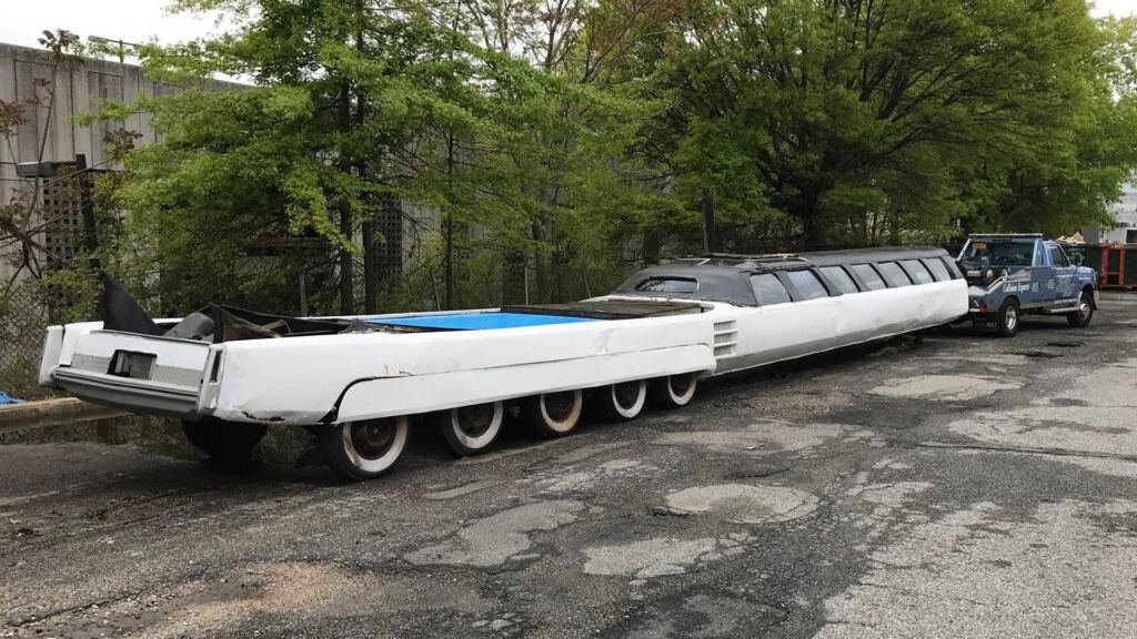 Limusine de 30,54 metros usa 26 rodas, dobra no meio, leva mais de 75 pessoas e carrega piscina, minigolfe e heliponto