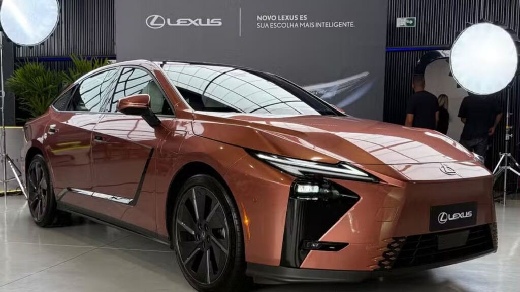 Novo Lexus ES chega ao Brasil por R$ 399.990, com porte de BMW Série 5, conjunto híbrido de 247 cv e amplo pacote de tecnologia e segurança.