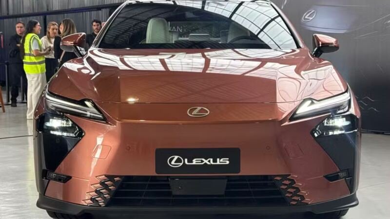 Novo Lexus ES chega ao Brasil por R$ 399.990, com porte de BMW Série 5, conjunto híbrido de 247 cv e amplo pacote de tecnologia e segurança.