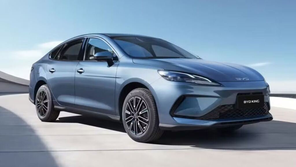BYD King reestilizado chega ao Brasil em 2027, produzido em Camaçari, com motor híbrido flex e bateria de até 24,57 kWh e 170 km elétricos.