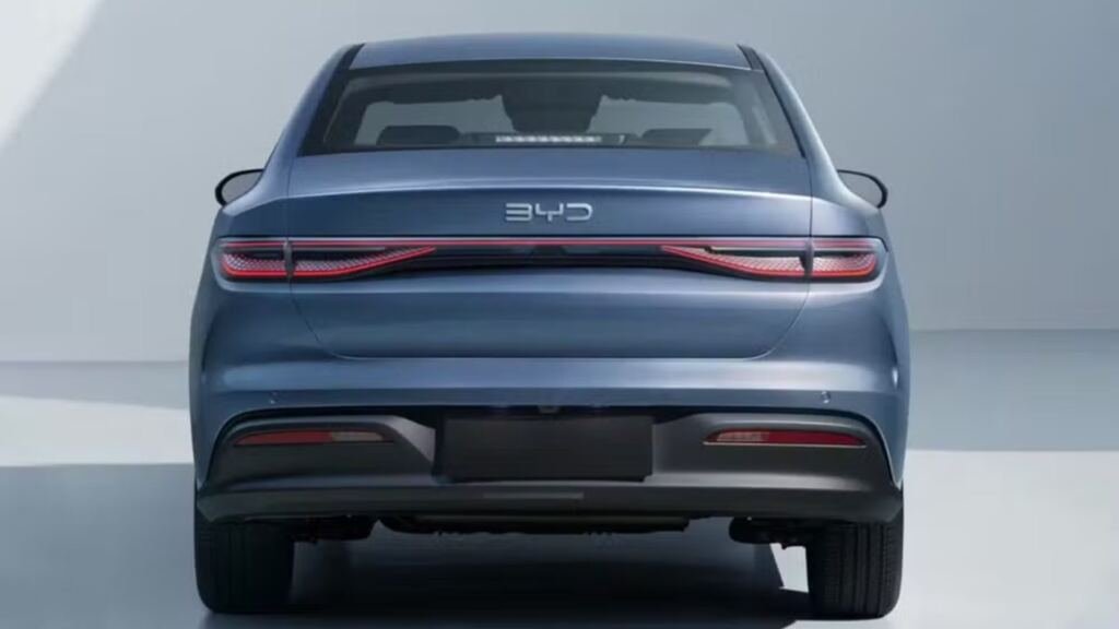 BYD King reestilizado chega ao Brasil em 2027, produzido em Camaçari, com motor híbrido flex e bateria de até 24,57 kWh e 170 km elétricos.