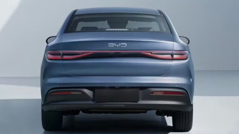BYD King reestilizado chega ao Brasil em 2027, produzido em Camaçari, com motor híbrido flex e bateria de até 24,57 kWh e 170 km elétricos.