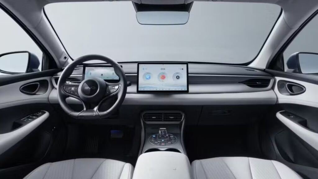 BYD King reestilizado chega ao Brasil em 2027, produzido em Camaçari, com motor híbrido flex e bateria de até 24,57 kWh e 170 km elétricos.