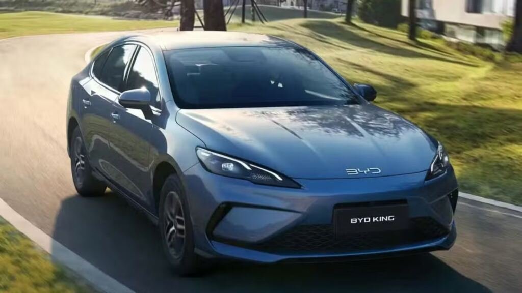 BYD King reestilizado chega ao Brasil em 2027, produzido em Camaçari, com motor híbrido flex e bateria de até 24,57 kWh e 170 km elétricos.