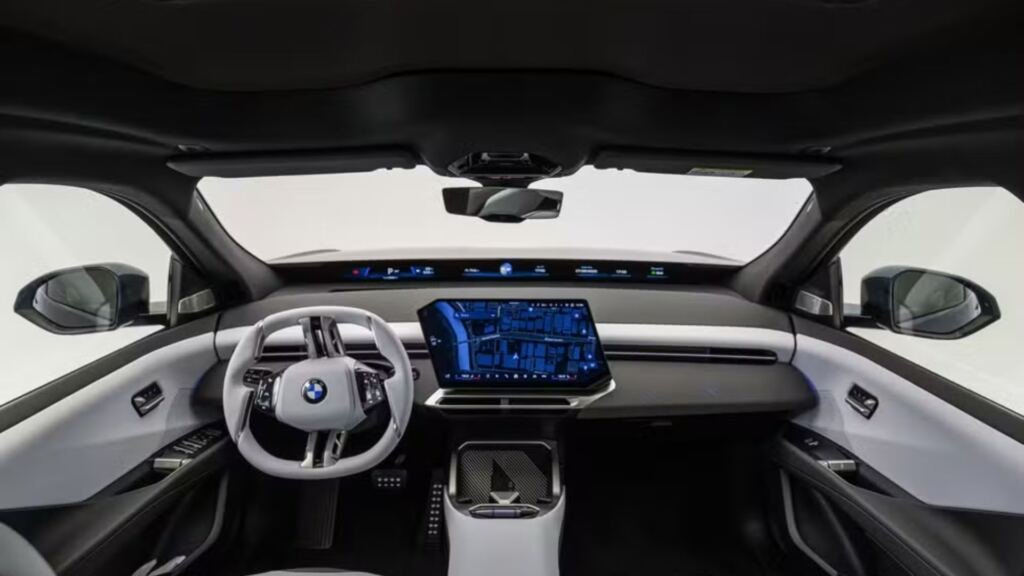 BMW iX3 chega ao Brasil por R$ 582.950 com 570 km de autonomia, painel de 43 polegadas, 469 cv e arquitetura elétrica de 800 volts.