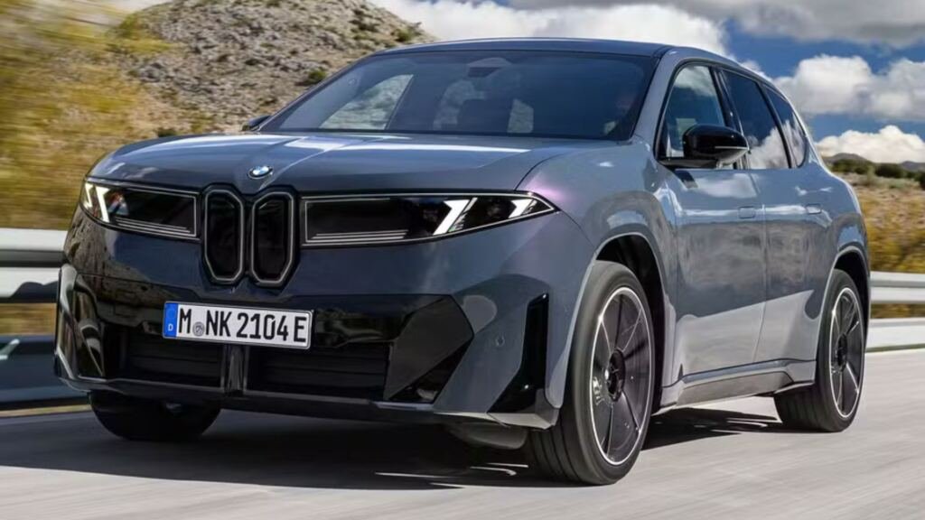BMW iX3 chega ao Brasil por R$ 582.950 com 570 km de autonomia, painel de 43 polegadas, 469 cv e arquitetura elétrica de 800 volts.