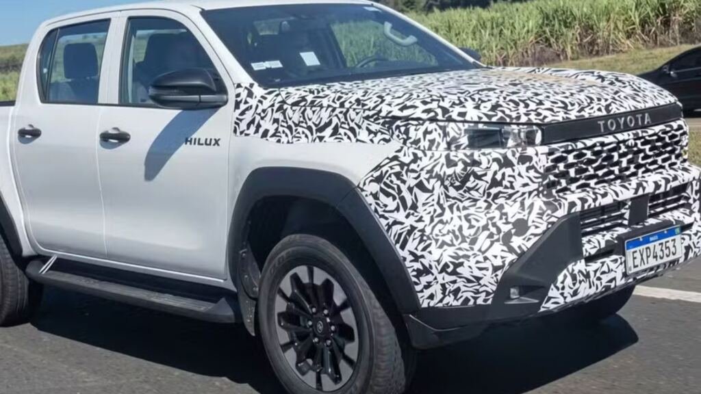 Nova Toyota Hilux já avança na homologação no Brasil com sistema híbrido leve de 48 volts e estreia prevista para o início de 2027.