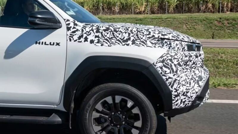 Nova Toyota Hilux já avança na homologação no Brasil com sistema híbrido leve de 48 volts e estreia prevista para o início de 2027.