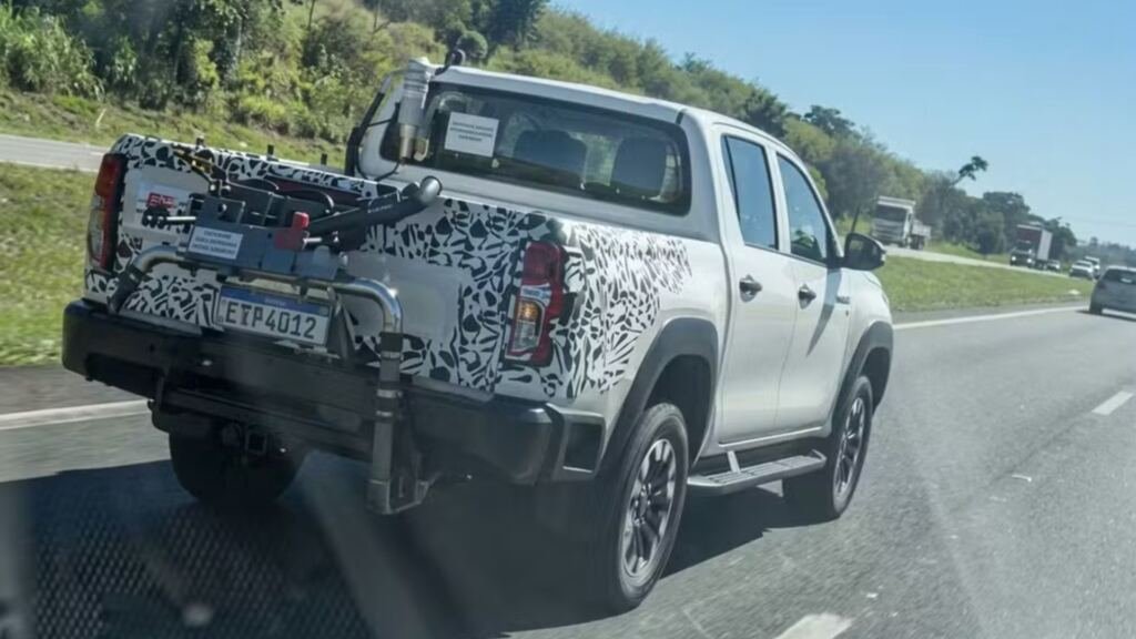 Nova Toyota Hilux já avança na homologação no Brasil com sistema híbrido leve de 48 volts e estreia prevista para o início de 2027.