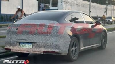 Nissan N7 elétrico é flagrado em Santos com porte maior que o Sentra, versões de até 272 cv e autonomia chinesa de até 635 km no Brasil.