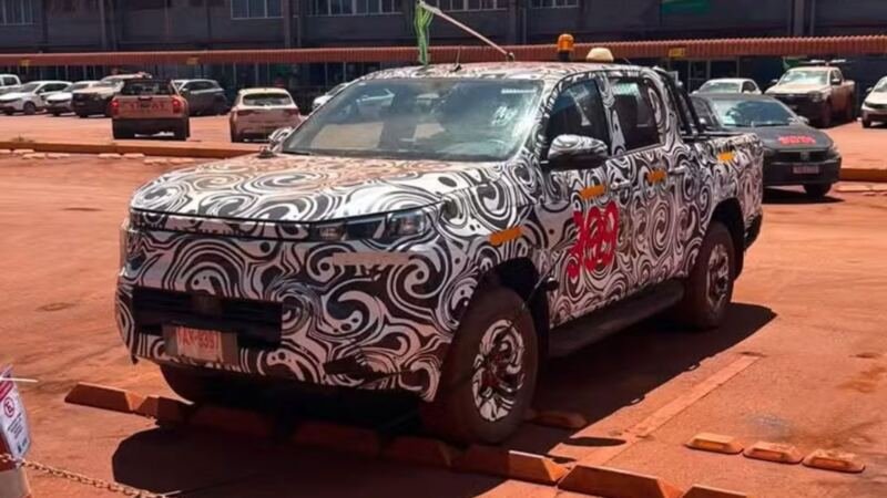 Picape camuflada em estacionamento durante testes no Brasil.