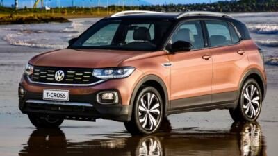 Volkswagen T-Cross em uma praia, visto de frente e de lado.