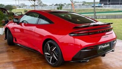 Honda Prelude vermelho visto de traseira em exposição.