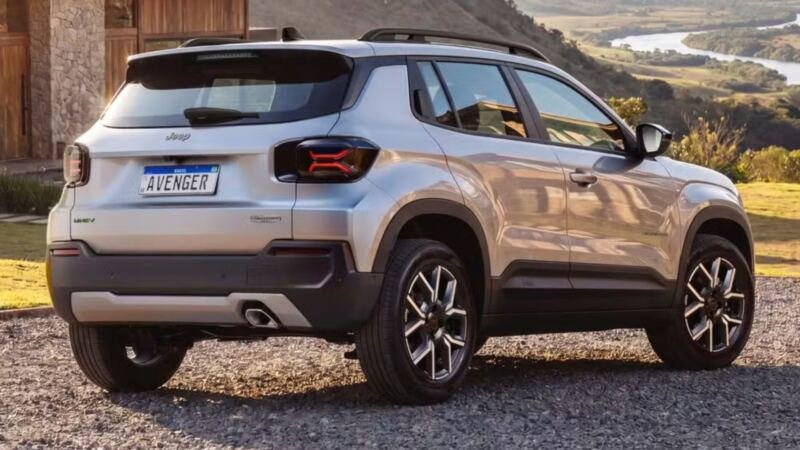 Jeep Avenger estreia no Brasil por R$ 114.990, com motor turbo híbrido leve, câmbio CVT, seis airbags e garantia de cinco anos no país.