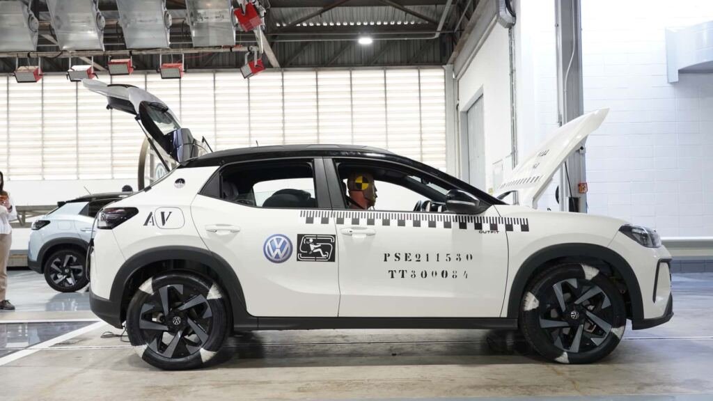 Estudo revela excesso de confiança de motoristas em tecnologias, enquanto especialistas alertam para riscos e mortes no trânsito mundial.