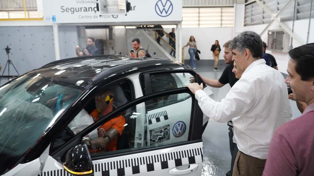 Estudo revela excesso de confiança de motoristas em tecnologias, enquanto especialistas alertam para riscos e mortes no trânsito mundial.