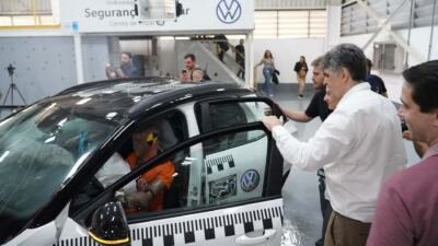 Estudo revela excesso de confiança de motoristas em tecnologias, enquanto especialistas alertam para riscos e mortes no trânsito mundial.