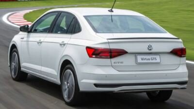 Volkswagen Virtus GTS branco circulando em uma pista.