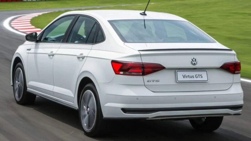 Volkswagen Virtus GTS branco circulando em uma pista.