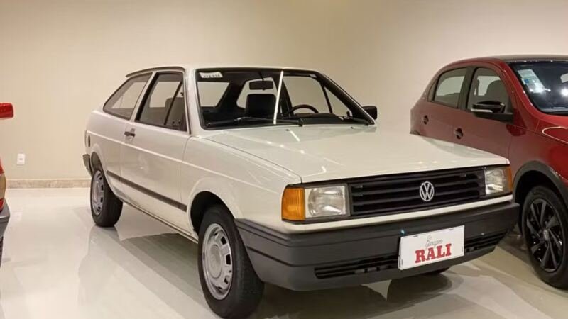 Volkswagen Gol branco de duas portas exposto em uma loja.