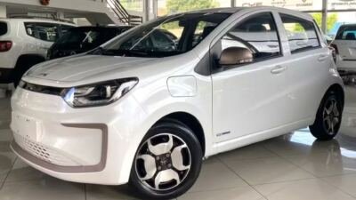 JAC reduz lojas, tira E-JS4 e E-J7 de linha e aposta em picapes no Brasil, enquanto novas marcas chinesas avançam no mercado nacional.