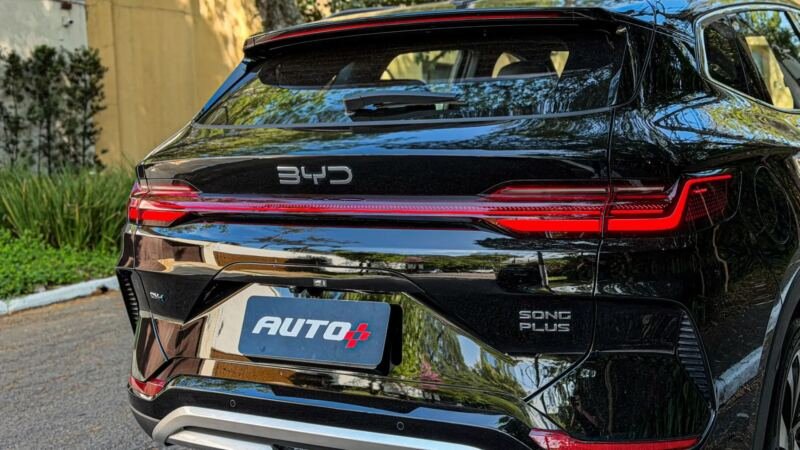Descontos de até R$ 55 mil atingem SUVs e elétricos no Brasil enquanto marcas chinesas pressionam preços de rivais tradicionais em 2026.