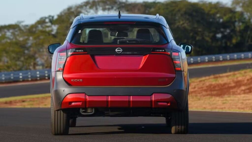 Nissan Kicks 2027 parte de R$ 159.990, traz motor 1.0 turbo de 125 cv, faz até 14,3 km/l, leva 470 litros e oferece teto solar panorâmico.