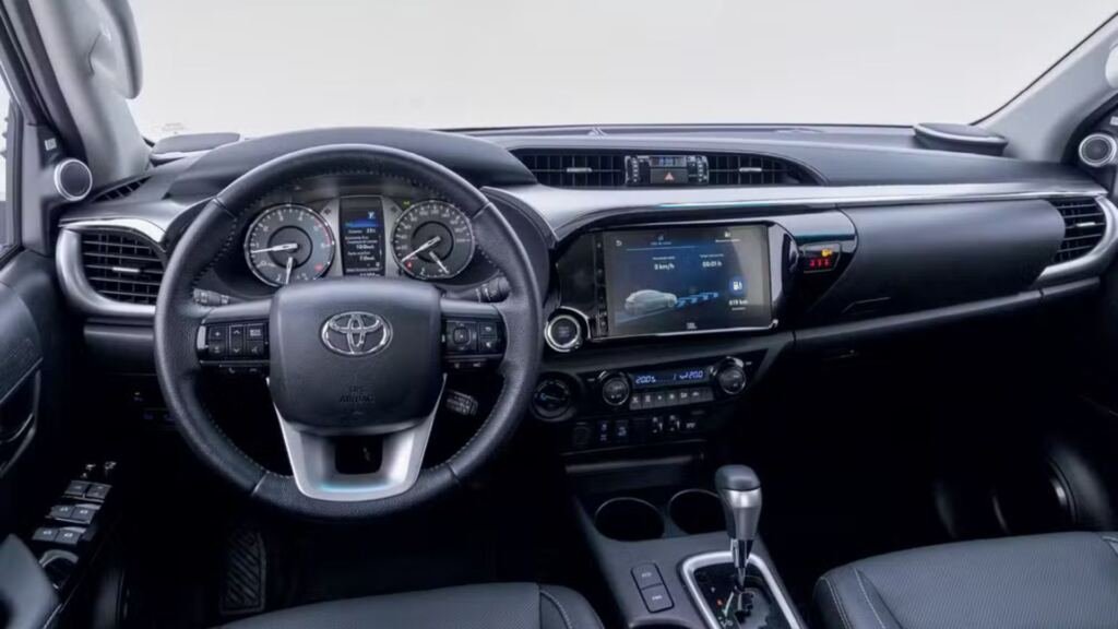 Ford Ranger supera a Toyota Hilux por 33 vendas em julho, enquanto a picape japonesa mantém a liderança anual e prepara versão híbrida.