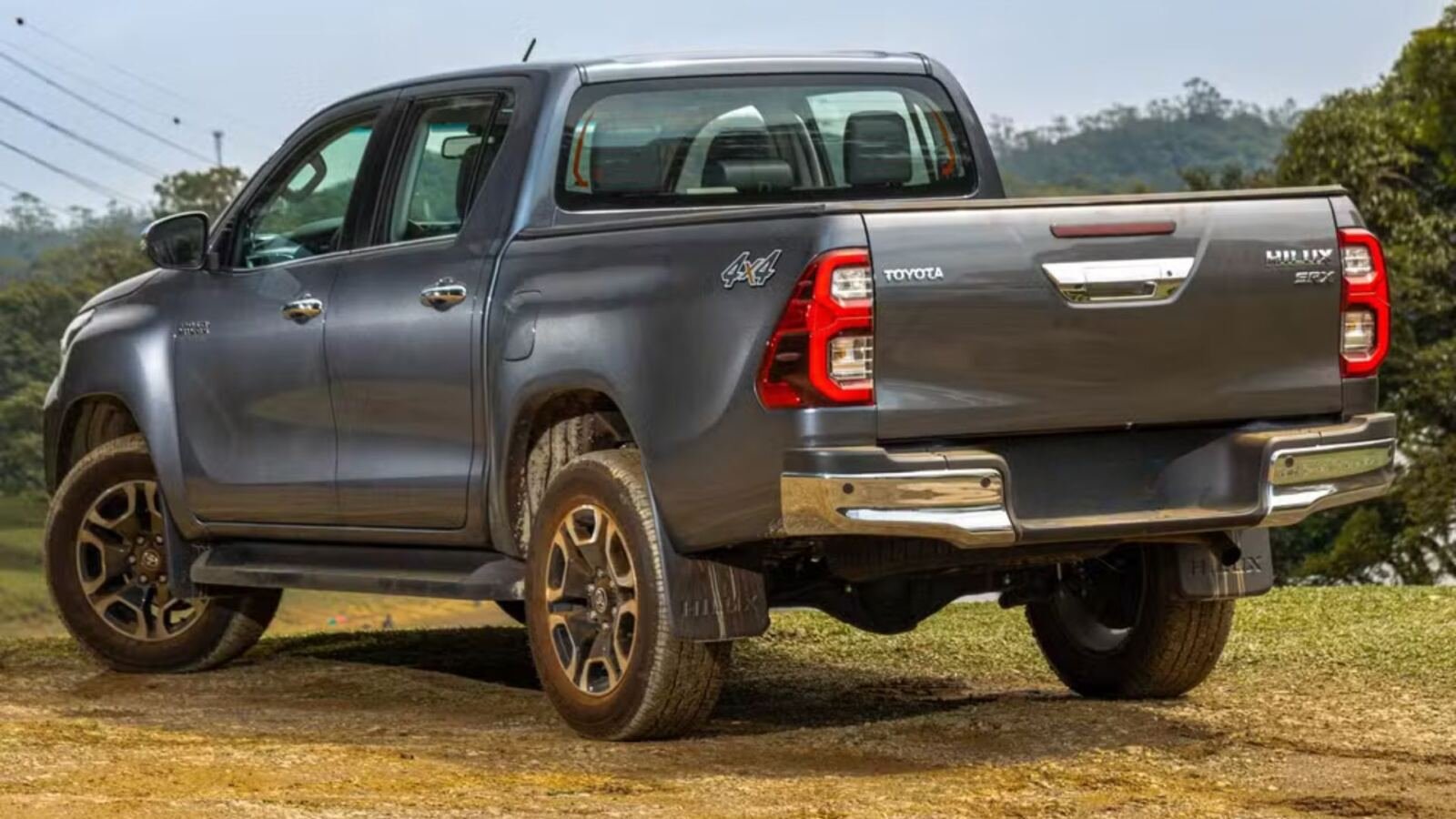 Ford Ranger supera a Toyota Hilux por 33 vendas em julho, enquanto a picape japonesa mantém a liderança anual e prepara versão híbrida.