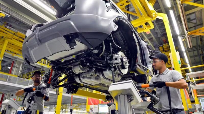 Range Rover Evoque e Discovery Sport deixam de ser produzidos no Brasil, voltam importados e têm descontos de até R$ 101,7 mil em 2026.