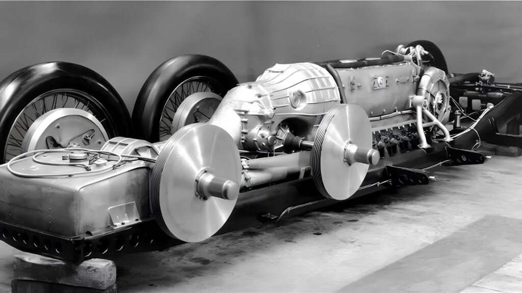 Mercedes-Benz T 80 tinha seis rodas, motor aeronáutico V12 de 44,5 litros e meta de 650 km/h, mas a guerra encerrou o projeto antes da estreia.