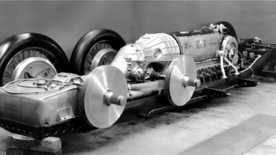 Mercedes-Benz T 80 tinha seis rodas, motor aeronáutico V12 de 44,5 litros e meta de 650 km/h, mas a guerra encerrou o projeto antes da estreia.