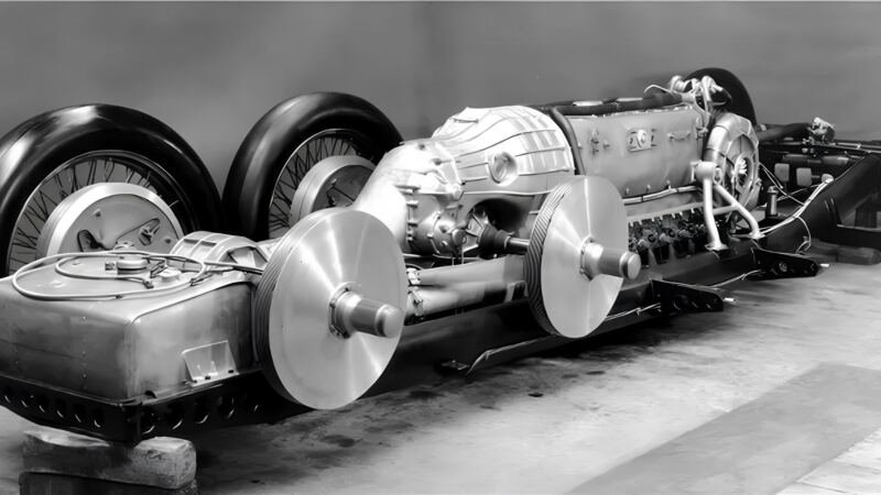 Mercedes-Benz T 80 tinha seis rodas, motor aeronáutico V12 de 44,5 litros e meta de 650 km/h, mas a guerra encerrou o projeto antes da estreia.